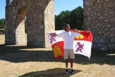 Mohamed Elbendir Katari, con una bandera castellano-leonesa.