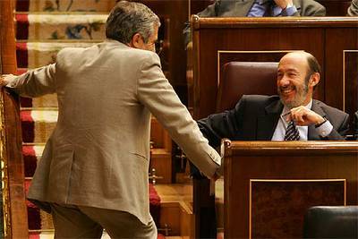 El socialista Alfredo Pérez Rubalcaba, con el líder de IU, Gaspar Llamazares, en el Congreso.