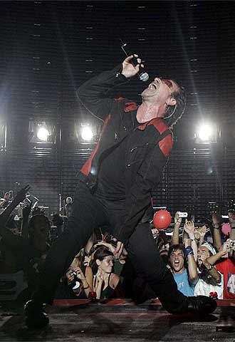 Bono, líder de U2, durante su actuación de anoche en Barcelona.