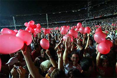 Los seguidores del grupo irlandés, durante la actuación de anoche en el Camp Nou.
