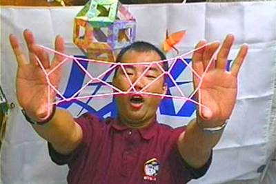 El astronauta japonés Soichi Noguchi juega en el  Discovery  antes de iniciar la maniobra de aterrizaje.