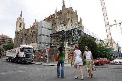 La iglesia de los Jerónimos, con la plataforma de seguridad, vista desde la calle de Ruiz de Alarcón.