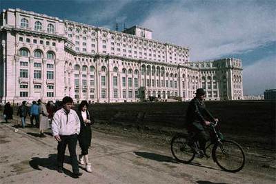 Todo lo relacionado con el edificio es desmesurado:rnrn3.500 toneladas de cristal en ventanas y puertas, 3.000 metros cuadrados de cuero en los asientos y respaldos de los sillones. Las paredes están recubiertas por un millón de metros cuadrados de mármol. El palacio tiene seis plantas subterráneas y una docena de salas de conciertos.