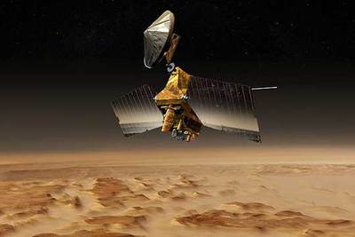 Representación de la sonda  Mars Reconnaissance Orbiter  sobre la superficie de Marte.