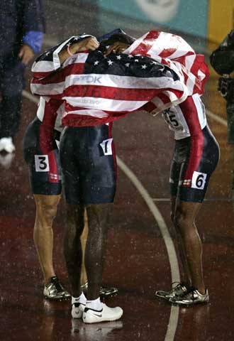 Carter, Clement y Jackson se abrazan tras la carrera.