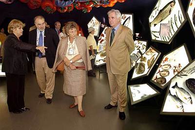 Solbes (segundo por la izquierda) visita el pabellón español de la Expo Aichi 2005 que se celebra en Japón.