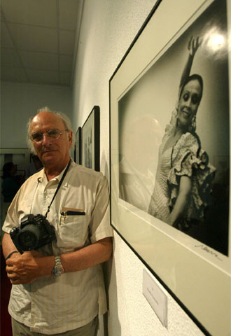 Carlos Saura, fotografiado en la exposición de sus trabajos en La Unión.