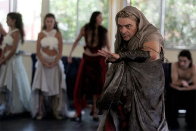 Canales, en un momento de los ensayos de  Sangre de Edipo. 