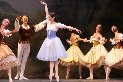 Una escena de  Giselle  por el Ballet Nacional de Moldavia.