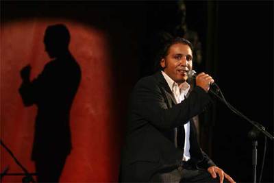 Enrique Heredia,  Negri,  durante su actuación en el barrio madrileño de Lavapiés.