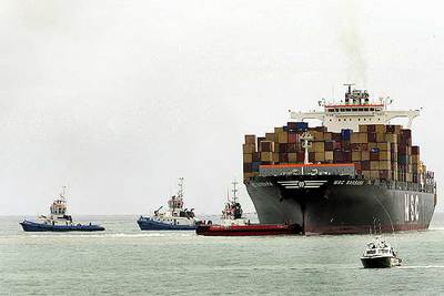 Embarranca un buque mercante a una milla de la costa catalana