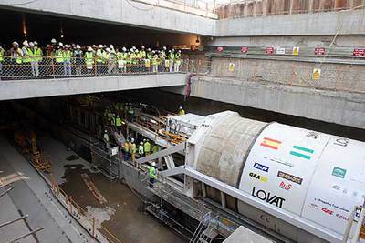 Empleados de Metro de Sevilla, ayer, en las obras del túnel.rnrnPeriodistas, políticos y trabajadores contemplaban ayer la puesta en marcha de la tuneladora del metro de Sevilla.
