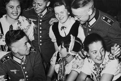 Soldados alemanes con jóvenes de Breslau en 1936. En 1945 la ciudad conservaba ese nombre y su poblaciónrnrnera teutona. Las fronterasrnrnque encogieron Alemania después de la capitulación dejaron esta región de la Baja Silesia en territorio polaco.rnrnDesde entonces se llama Wroclaw, y la mayoría dernrnsus habitantes apenas lleva 60 años en ella.