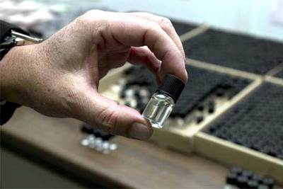 Frascos de éxtasis líquido, una droga sintética, de una partida decomisada por la policía.