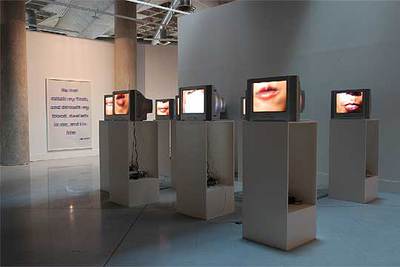 'Expand Constantly', instalación de Zhang Peili en el MEIAC. Al fondo, una obra de Mark Wallinger.