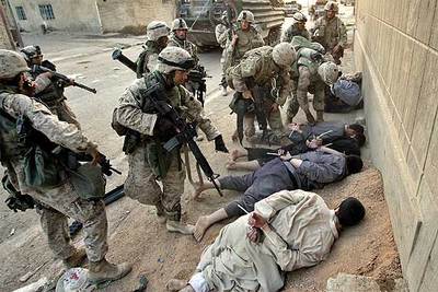 Un grupo de 'marines' arrestan a varios hombres, en Faluya, en 2004.