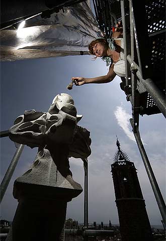 Una restauradora trabajando en la torre de la catedral de Barcelona el pasado jueves.