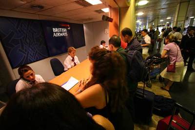 Un grupo de pasajeros, en el mostrador de la aerolínea británica en el aeropuerto de Barajas, en Madrid.