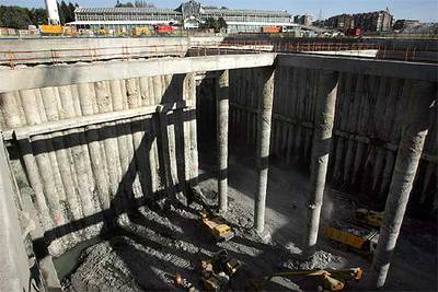 Los operarios han abierto este espacio de 28 metros de profundidad por donde se filtra el agua del subsuelo y que aprovechan para las obras.