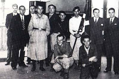 Miembros de la directiva de 1936 de Juventud Vasca de Bilbao, con los oficiales de la compañía Oldargi del batallón de   gudaris   Otxandiano. Lauaxeta es el segundo por la derecha.rnrnSentencia del juicio a Lauaxeta incluida en el expediente encontrado por Aranzadi. En la imagen pequeña, una fotografía del poeta.