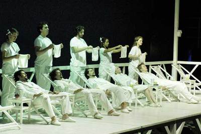 Una escena del montaje de  El viaje a Reims   representado en el Festival de Reims.