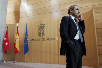 El socialista Rafael Simancas habla por su móvil en la Asamblea de Madrid, el año pasado.