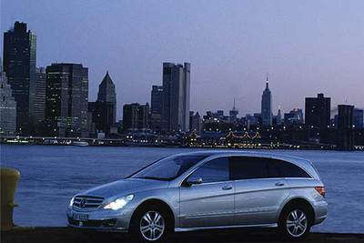 La línea del Clase R es una fusión entre las carrocerías monovolumen y las de los  breaks,  que permite ofrecer la capacidad de los primeros y el comportamiento de los turismos.