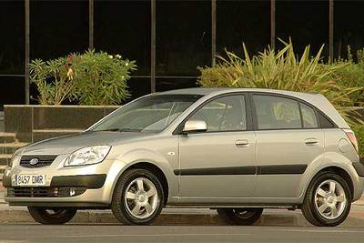 La línea del Rio recoge detalles de otros modelos europeos, como la cúpula del portón trasero, inspirada en el Mégane. Sus formas macizas y redondeadas transmiten una imagen sólida y actual.