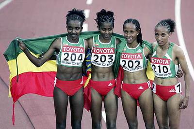De izquierda a derecha, Tirunesh Dibaba (oro), A. Dibaba (bronce), M. Defar (plata) y M. Melkamu (cuarta), en la final de 5.000.