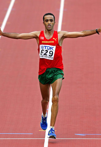 Gharib, el ganador, en el momento de cruzar la meta.