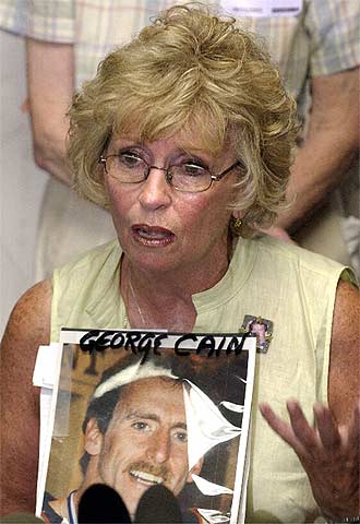 Rosemary Cain muestra la foto de su hijo, el bombero George Cain.