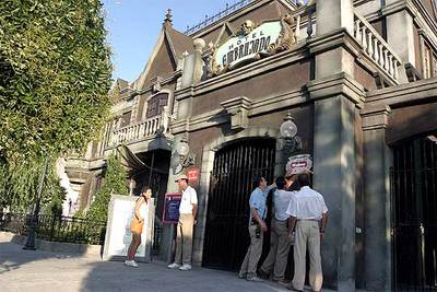 Momento en el que queda precintada la atracción  El hotel embrujado  del Parque Warner.