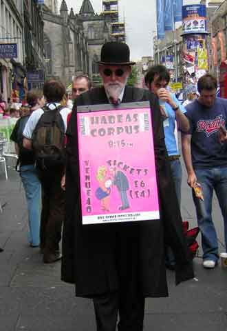 Reclamo callejero de  Habeas corpus,  uno de los  montajes del Fringe.