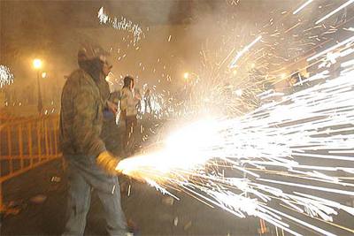 Uno de los participantes en la 'guerra de carretillas' que se celebró en Elche durante las fiestas del 'Misteri'.
