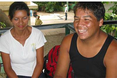 El salvadoreño Pedro Antonio (derecha), junto a otra migrante, en la casa de acogida de Tecun Uman (Guatemala).