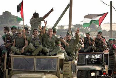 Un grupo de policías palestinos se despliega ayer cerca de una colonia israelí entre gritos de júbilo y ondear de banderas.