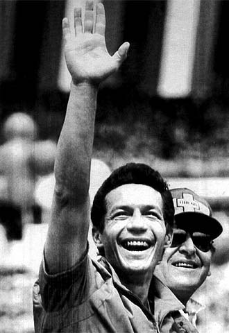 A la izquierda, Roberto d'Aubuisson, promotor de los  escuadrones de la muerte  de El Salvador, en un actornrnpolítico en 1984 como candidato a la presidencia de la República.