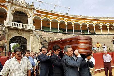 La última vuelta al ruedo del torero Manolo Vázquez en la Maestranza