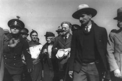 León Trotski y Natalia Sedova (en el centro de la imagen) a su llegada a México, donde les recibió Frida Kahlo (a la derecha de la pareja).