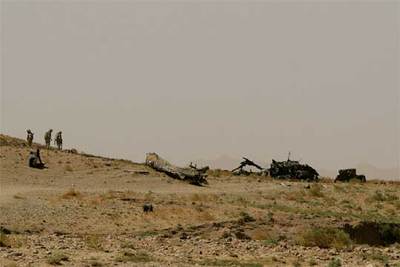 Soldados españoles inspeccionan la zona, 22 kilómetros al sur de Herat, en la que el martes se estrelló el helicóptero, provocando la muerte de sus 17 ocupantes.