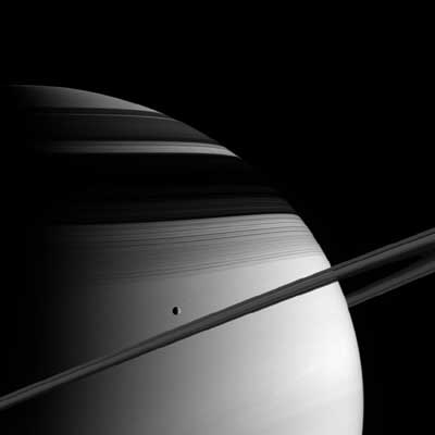 Imagen de la  Cassini  de los anillos y una luna, recortados sobre Saturno.