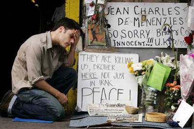 Carteles de homenaje a Jean Charles de Menezes en la estación de metro donde murió a tiros.