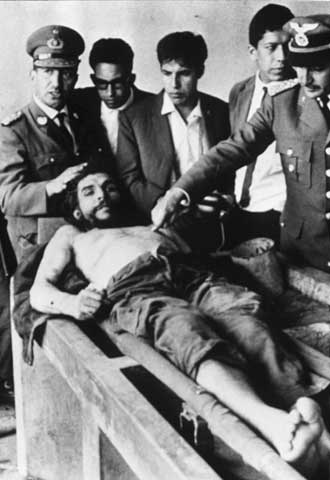 El autor de los reportajes se entrevistó con Félix Rodríguez, un ex agente de la CIA de origen cubano que interrogó al  Che  Guevara en Bolivia, en 1967, tras su captura. Se sospecha que Rodríguez transmitió la orden de matarle. La entrevista se realizó en Miami, residencia del ex agente. La fotografía muestra el cadáver del líder revolucionario rodeado de militares bolivianos.