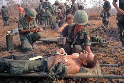 Un soldado estadounidense herido recibe ayuda tras ser rescatado de una batalla en una zona de Vietnam próxima a la frontera de Camboya. Anderson recuerda la visita de dos soldados a la casa familiar, entonces en Taiwan, duranternrnsu infancia. Tenía nueve años. Los dos soldados prometieron volver. Seis meses después volvió sólo uno. Su compañero había muerto en Vietnam.