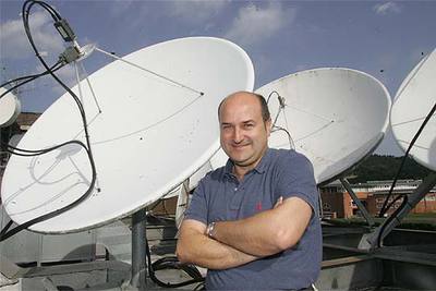 Andoni Ortuzar posa entre las antenas parabólicas en la terraza de la sede central de EITB en Iurreta.