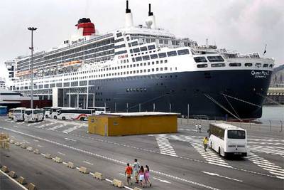 El 'Queen Mary 2' recala en Barcelona