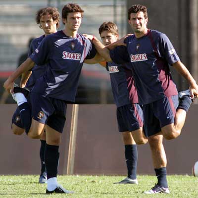 Figo (a la derecha), esta semana, entrenándose con su selección.