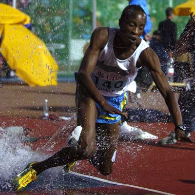 Saif Saeed Shaheen, al caerse en la ría durante la prueba de los 3.000 metros obstáculos.