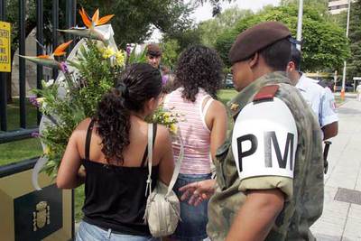 Familiares de los soldados fallecidos en Afganistán, ayer en la entrada del hospital Gómez Ulla.