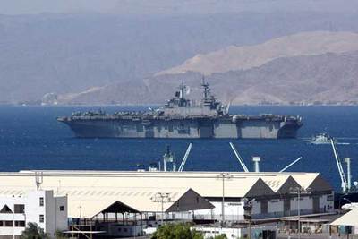El barco estadounidense  Kearsarge,  anclado en el puerto de Aqaba.